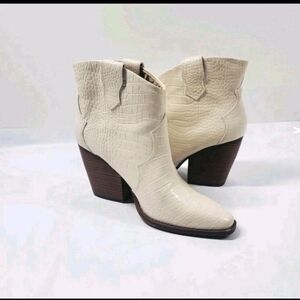 Chinese Laundry Sz 8.5 Bonnie Croc Print Boots Booties Ivory Western